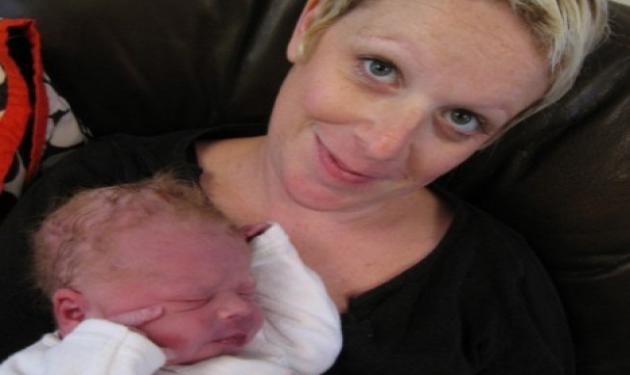 Μετέδωσε λεπτό προς λεπτό την γέννηση του γιου της στο Twitter!