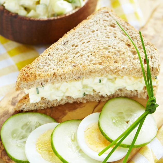 Σάντουιτς με τυρί και κρεμμυδάκια