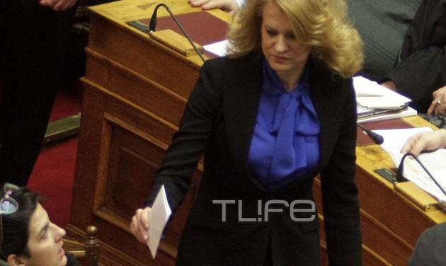 Θεοδώρα Τζάκρη: Σέξι εμφάνιση με φούστα με σκίσιμο στη ψηφοφορία της Βουλής! Φωτογραφίες