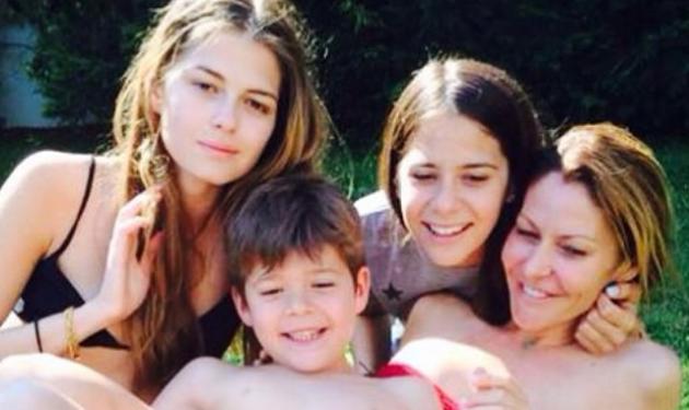 Πέτρος Κωστόπουλος: Η φωτογραφία με τη Τζένη και τα παιδιά τους!
