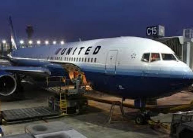 Σοβαρό περιστατικό με αεροπλάνο της United Airlines – Δύο φορές αναγκάστηκε να επιστρέψει στην Αθήνα – Οργή και ένταση από τους επιβάτες