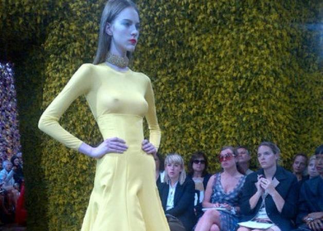 Η πρώτη συλλογή υψηλής ραπτικής του Raf Simons κερδίζει το στοίχημα για τον οίκο Dior!