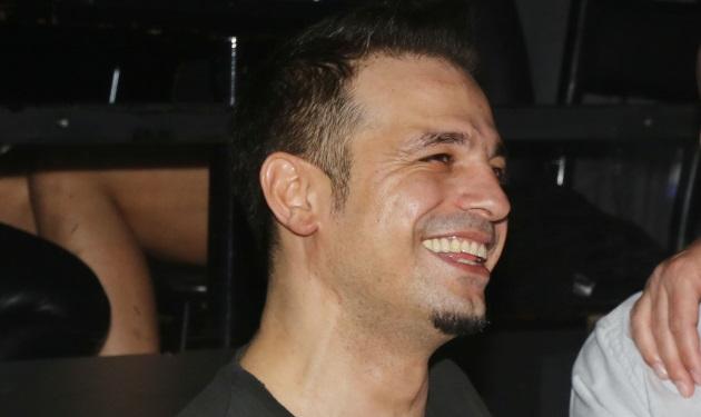 Ντέμης Νικολαΐδης: Χαμογελαστός στο νυχτερινό κέντρο που εμφανίζεται η Δέσποινα Βανδή! Φωτογραφίες