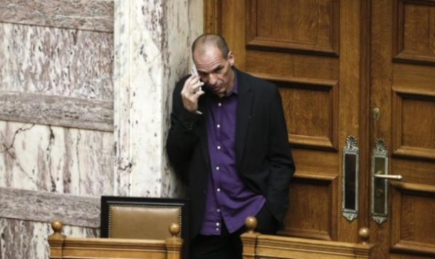 Με ποιον μιλάει στο τηλέφωνο ο Γιάνης Βαρουφάκης ακόμα και μέσα στη Βουλή;