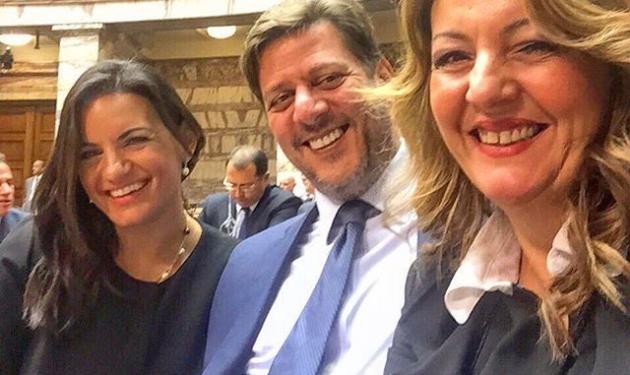 H selfie του Μιλτιάδη Βαρβιτσιώτη με την Όλγα Κεφαλογιάννη στη Βουλή