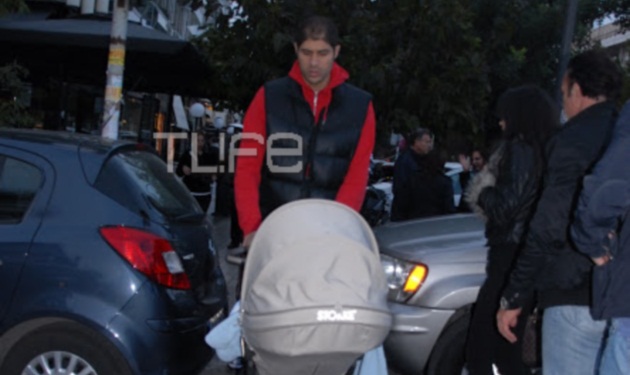 Π. Βασιλόπουλος: Βόλτα με το γιο του στη Γλυφάδα!