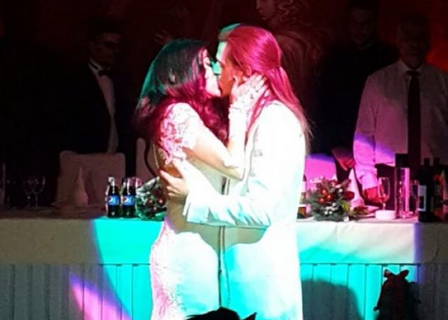 Μελίνα Μακρή: Το τρυφερό φιλί που έδωσε στον σύζυγό της, μετά το γάμο! Video