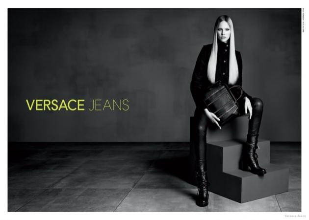 H Sasha Luss με δερμάτινα και denim στην φθινοπωρινή καμπάνια Versace Jeans