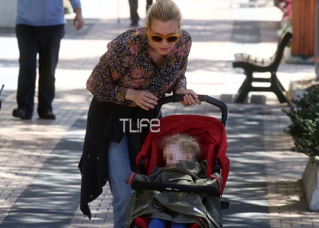 Βίκυ Καγιά: Βόλτα με την κόρη της στη Βούλα [pics]
