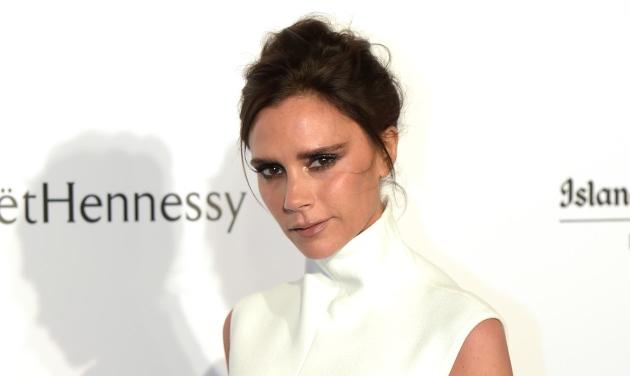 Victoria Beckham: Πόζαρε σαν κούκλα βιτρίνας μέσα σε γνωστό πολυκατάστημα!