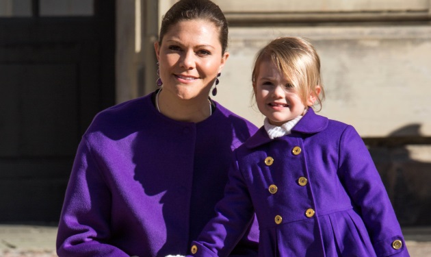 Με το ίδιο μοβ παλτό, ποζάρει αγκαλιά με την κόρη της η πριγκίπισσα της Σουηδίας!