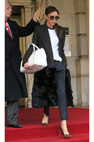 H Victoria Beckham με γόβες Manolo Blahnik
