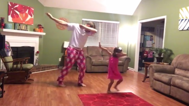 Το χορευτικό αυτού του μπαμπά με την κόρη του θα σε ξετρελάνει