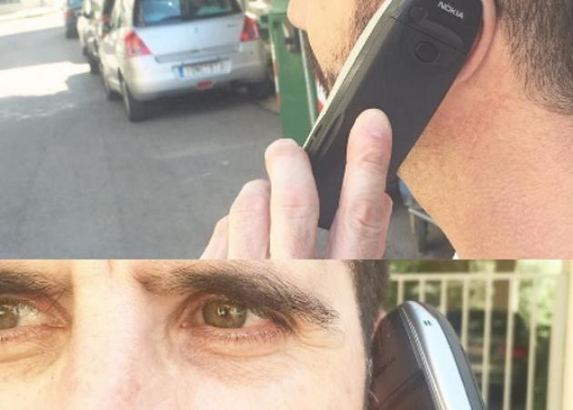 Θανάσης Βισκαδουράκης: Γιατί μιλάει σε κινητό προηγούμενης δεκαετίας; [pics]