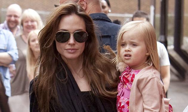 Η Angelina Jolie στον πρώτο της ρόλο όταν ήταν παιδί, ακριβώς όπως η κόρη της Vivienne! Video!