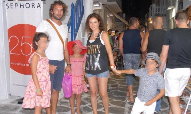 Α. Βλοντάκης – Κ. Στεργιάδου: Διακοπές με τα παιδιά τους στη Μύκονο! Φωτογραφίες