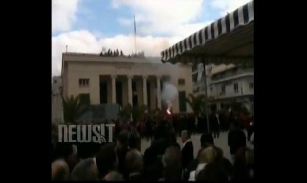 Βόλος: Φωτοβολίδες, αυγά και γιαούρτωμα πολιτικών στην παρέλαση! Έκαψαν γερμανική σημαία