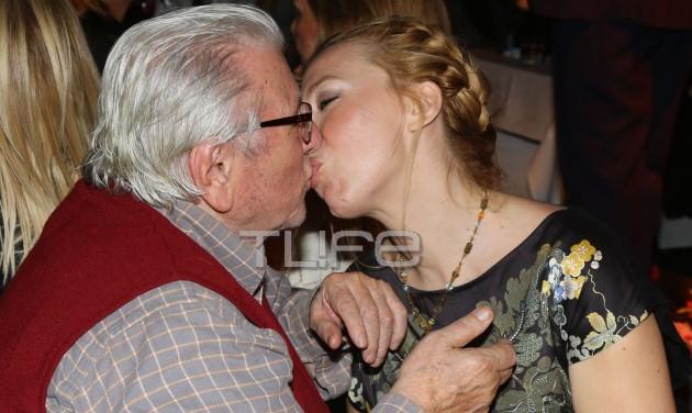 O Kώστας Βουτσάς φιλάει με πάθος την αγαπημένη του, σε βραδινή έξοδο! Φωτογραφίες