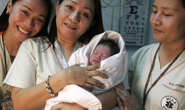 Βιάστηκε από πολιτικό, η μητέρα που πέταξε το μωρό της σε τουαλέτα αεροπλάνου!