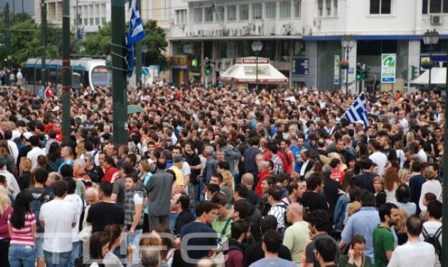 H βροχή δεν εμπόδισε τους “Αγανακτισμένους” και ξαναμαζεύτηκαν στο Σύνταγμα! Δες φωτογραφίες