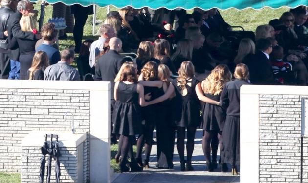 Paul Walker: Συγγενείς και φίλοι είπαν το τελευταίο αντίο – Φωτογραφίες