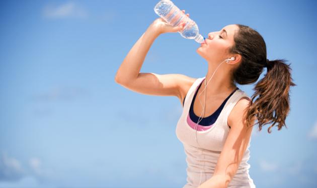 ΠΡΟΣΟΧΗ! Από τι κινδυνεύεις αν πίνεις νερό από ξαναχρησιμοποιημένο πλαστικό μπουκάλι;
