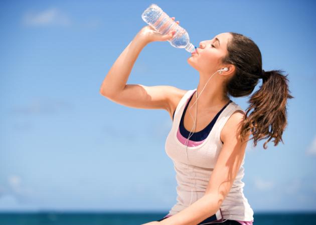 Νερό: Πόσο πρέπει να πίνεις – Μεταβολισμός και απώλεια βάρους (σχεδιάγραμμα)