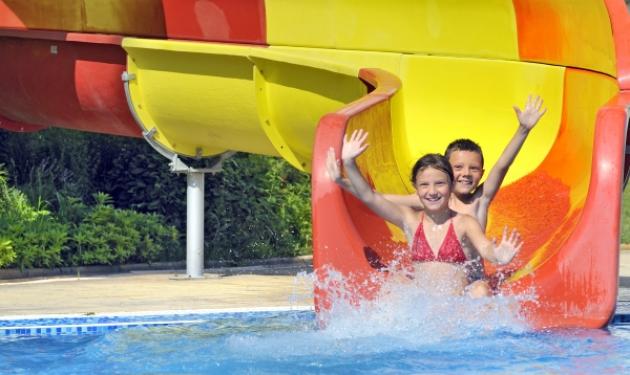 Βουτιές και παιχνίδι στις πιο hot νεροτσουλήθρες! Δες πόσο κοστίζουν