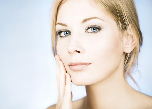 Λιπαρό δέρμα: Πώς να αποφύγεις την «γυαλάδα» στο πρόσωπο από την ζέστη