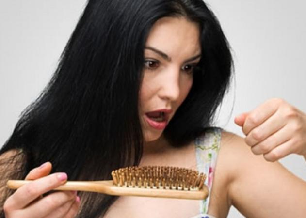 Πότε η απώλεια μαλλιών οφείλεται σε άγχος και στρες