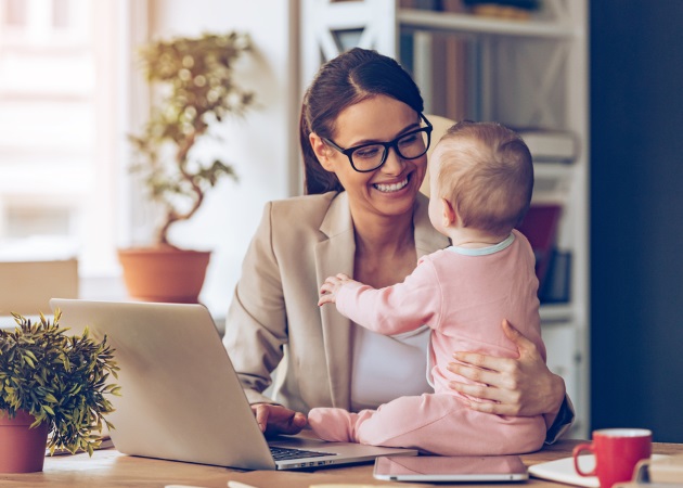 Εργαζόμενη μητέρα: Γιατί η μητρότητα μπορεί να σε κάνει και καλύτερη επαγγελματία