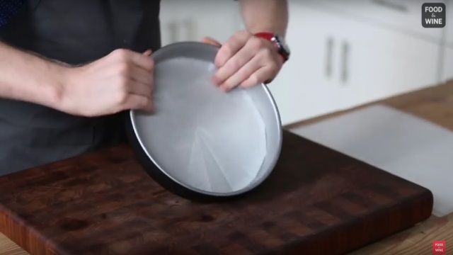 Πώς να στρώσεις ένα στρογγυλό ταψί με χαρτί ψησίματος!