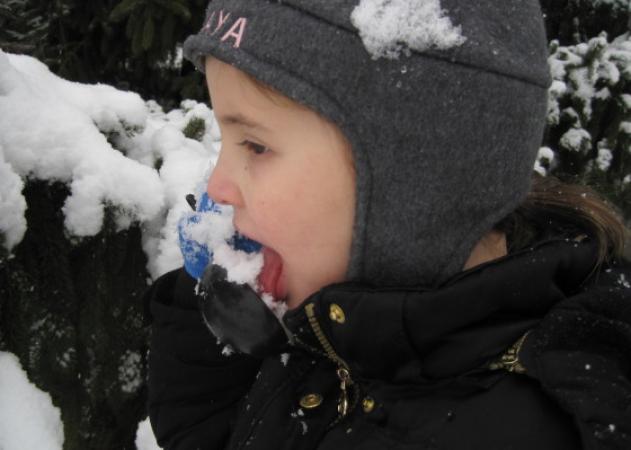 Κίνδυνος: Μην τρως ΠΟΤΕ το χιόνι που έστρωσε έξω – Δες γιατί
