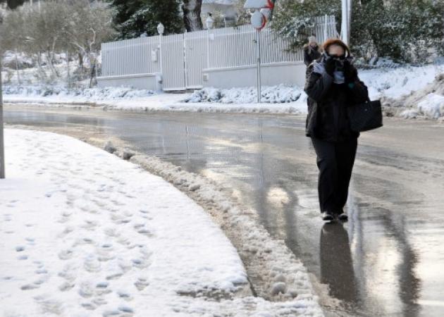 Στα λευκά η Πάρνηθα, χιόνισε στα βόρεια προάστια