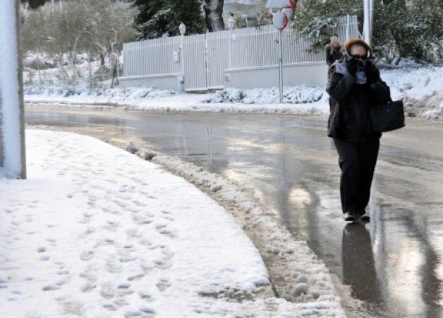 Χριστουγεννιάτικο σκηνικό στην Ήπειρο – Έφτασε τα 10 εκατοστά το χιόνι!