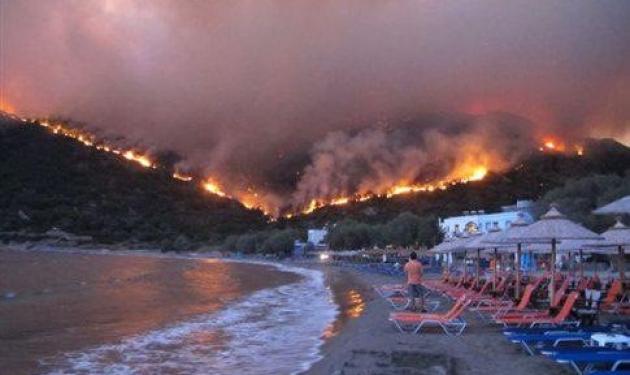 Πύρινη κόλαση στην Χίο – Καίγονται δάση και μαστιχόδεντρα – Μάχη με τις φλόγες για να μην καούν σπίτια και στρατόπεδα