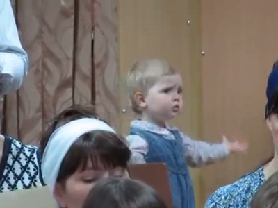 Μία απίθανη μικρή μαέστρος σε εκκλησιαστική χορωδία!
