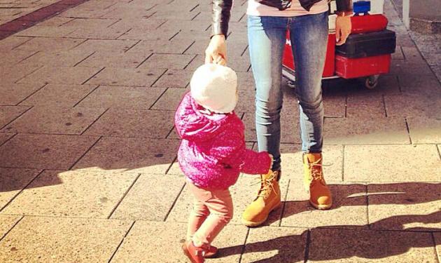 Η μικρή της φωτογραφίας είναι κόρη διάσημης ηθοποιού! Μπορείς να μαντέψεις ποιας;