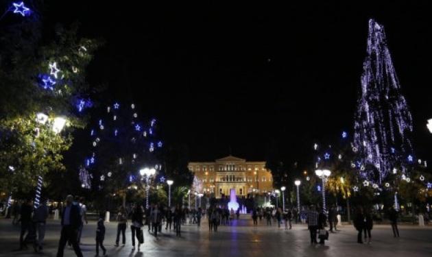 Τα Χριστούγεννα ήρθαν νωρίτερα! Στολίστηκε το κέντρο της Αθήνας