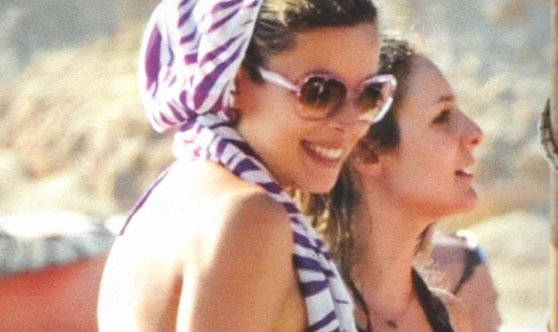 Μ. Χρουσαλά: Στην παραλία με φουσκωμένη κοιλίτσα! Δες φωτογραφίες