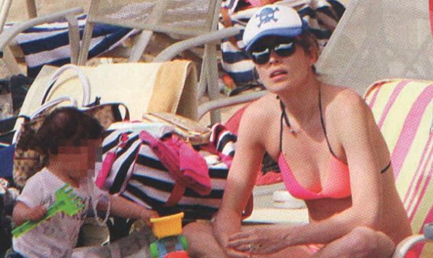 Μαριέττα Χρουσαλά: Με σέξι μπικίνι και την οικογένειά της στην παραλία!