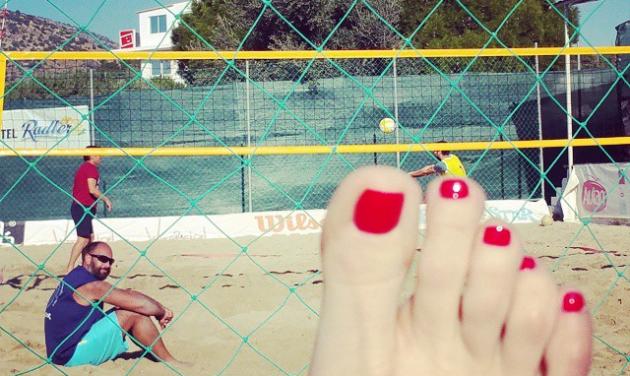 Ποια παρουσιάστρια παίζει beach volley ξυπόλητη ακόμη και σήμερα;