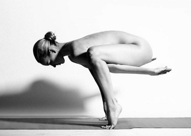 Το γυμνό κορίτσι της yoga που έβαλε φωτιά στο instagram