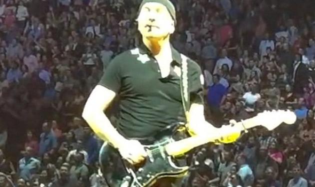Έπεσε από τη σκηνή ο κιθαρίστας των U2! Βίντεο