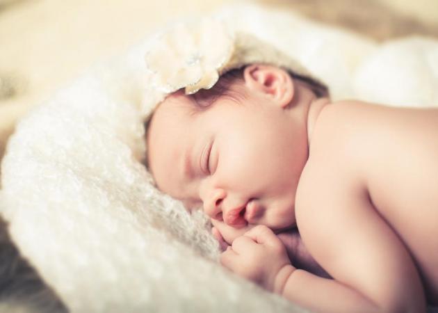 Πώς πρέπει να κοιμάται ένα μωρό; Ανάσκελα ή στο πλάι;