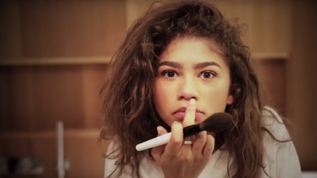 Η Zendaya μας δείχνει πώς καλύπτει τα σημάδια από ακμή!