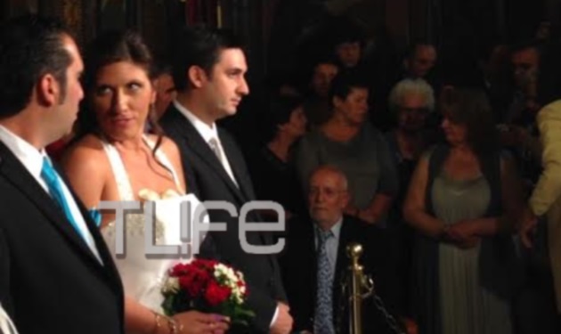 Ζωή Κωνσταντοπούλου: Παντρεύτηκε στην Αιδηψό τον αγαπημένο της Απόστολο Μαντή