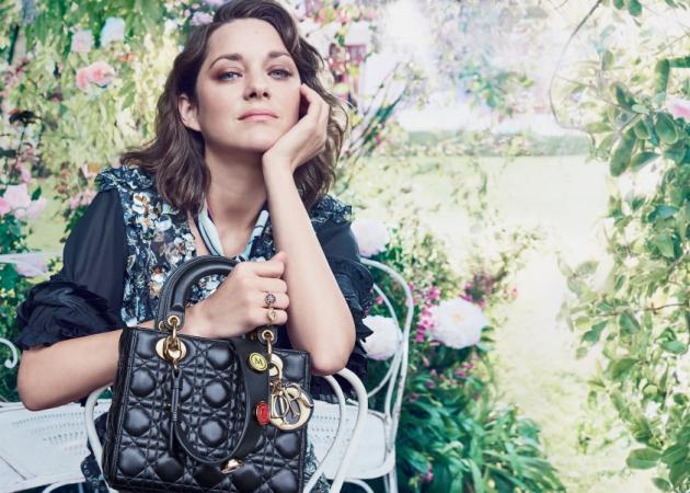 10 καλλιτέχνες “μεταμορφώνουν” την iconic τσάντα Lady Dior