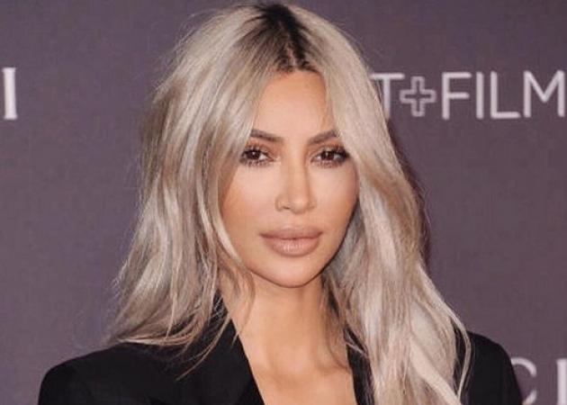 Η Kim Kardashian εμφανίστηκε δύο φορές με το ίδιο σακάκι. Ψήφισε την καλύτερη εμφάνιση!