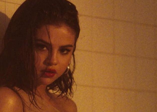 Δεν θα πιστέψεις τι φόρεσε η Selena Gomez στη σκηνή!